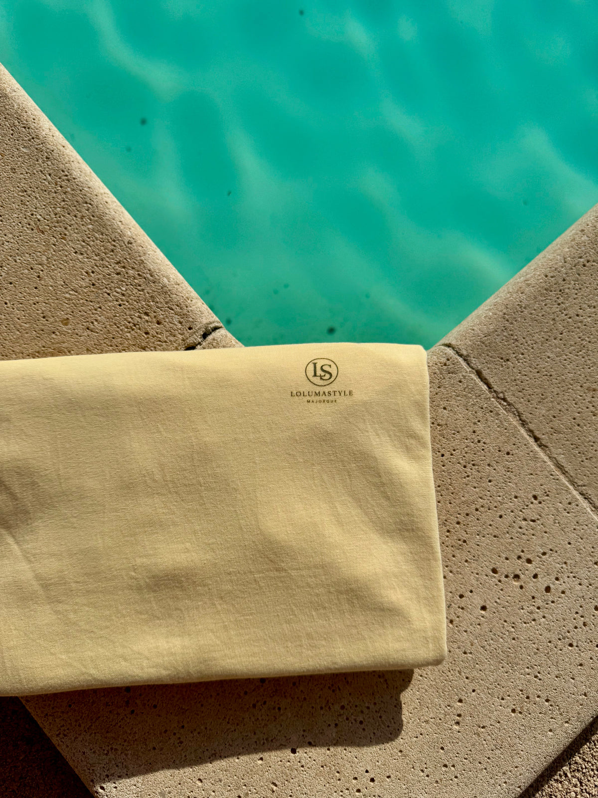 Des matières agréables, une coupe simple et un vêtement pensé pour accompagner le quotidien sous le soleil comme ailleurs.